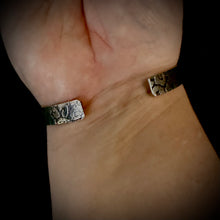 Load image into Gallery viewer, Animal print cuff