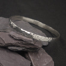 Load image into Gallery viewer, Round hammered solid silver bangle